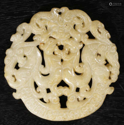 AN ANTIQUE JADE CARVED PENDANT