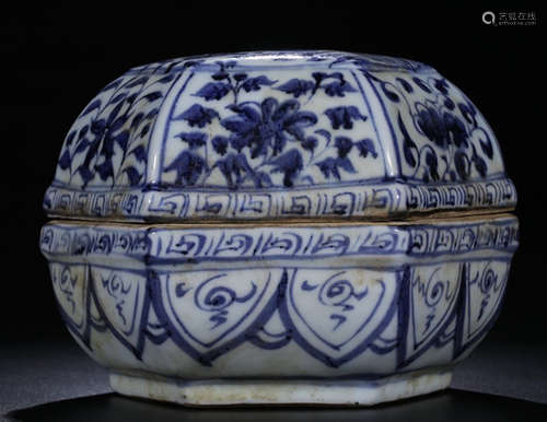 A BLUE&WHITE GLAZE BOX WITH FISH PATTERN