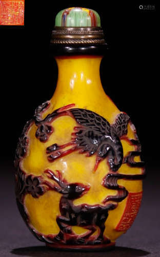 A GLASS CARVED AUSPICIOUS SNUFF BOTTLE