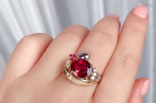 A 18K GOLD&GARNET&DIAMOND RING