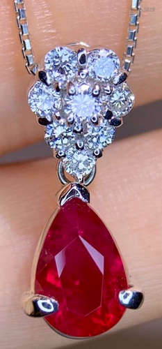 A 18K GOLD RUBY PENDANT EMBEDED DIAMOND NECKLACE