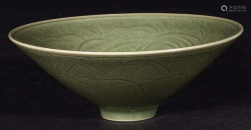 A LONGQUAN GLAZE FLORAL PATTERN CUP