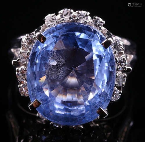 A PLATINUM&SAPPHIRE EMBEDED DIAMOND RING