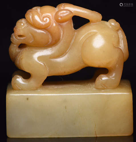 A HETIAN JADE CARVED SEAL