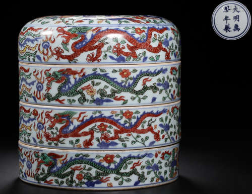 A DOUCAI GLAZE CONTAINER WITH DRAGON PATTERN
