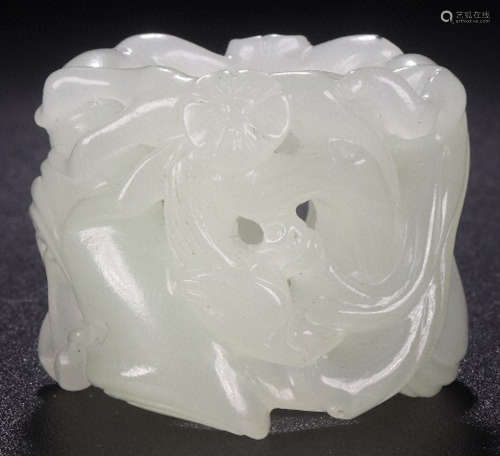 A HETIAN JADE CARVED HOLLOW AUSPICIOUS PATTERN RING
