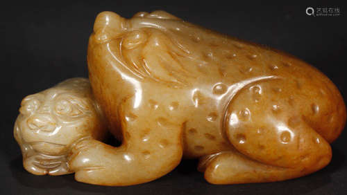 A HETIAN JADE CARVED BEAST SHAPED PENDANT