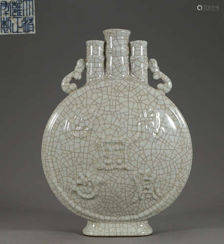 A GEYOU GLAZE VASE WITH CRACK PATTERN