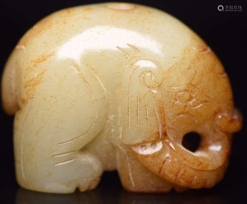 A HETIAN JADE ELEPHANT SHAPED PENDANT