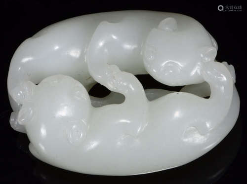 A HETIAN JADE CARVED CAT SHAPE PENDANT