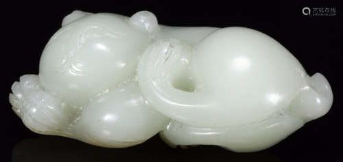 A HETIAN JADE CARVED CAT SHAPE PENDANT