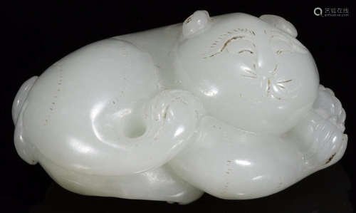 A HETIAN JADE CARVED CAT SHAPE PENDANT