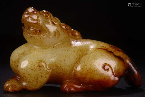 A HETIAN JADE CARVED BEAST SHAPE PENDANT