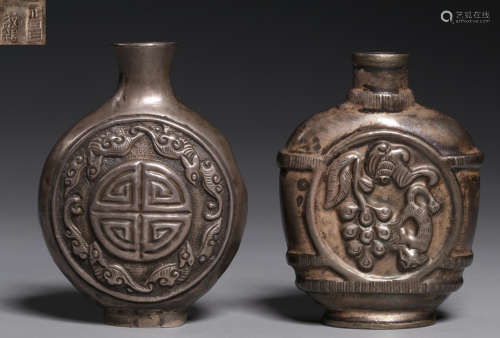 PAIR OF SILVER SNUFF BOTTLE WITH CARVING