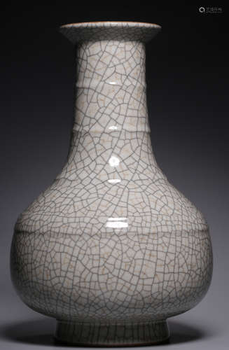 A GEYOU GLAZE VASE WITH CRACK PATTERN