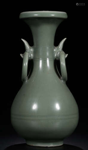 A LONGQUAN GLAZE DOUBLE EAR VASE