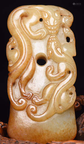 A HETIAN JADE CARVED DRAGON PATTERN PENDANT