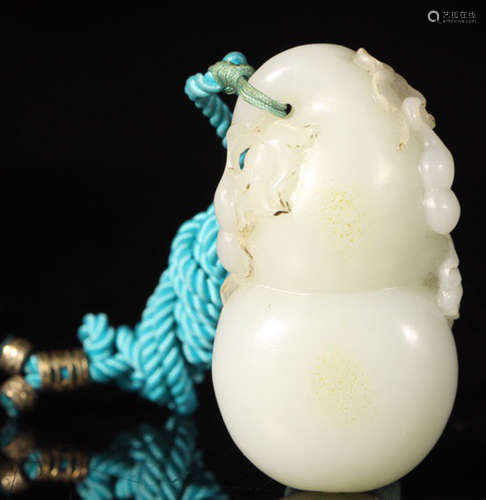 A HETIAN JADE CARVED GLOURD SHAPED PENDANT