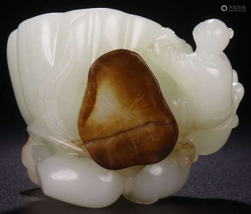 A HETIAN JADE CARVED LOTUS SHAPE PENDANT