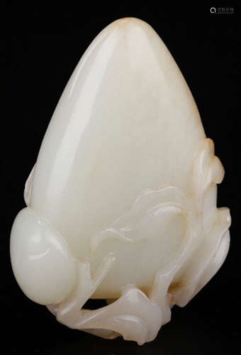 A HETIAN JADE CARVED PEACH SHAPE PENDANT