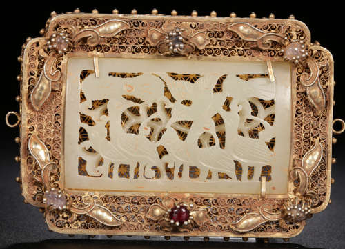 A GILT SILVER PENDANT EMBEDED WITH GEMS AND HETIAN JADE
