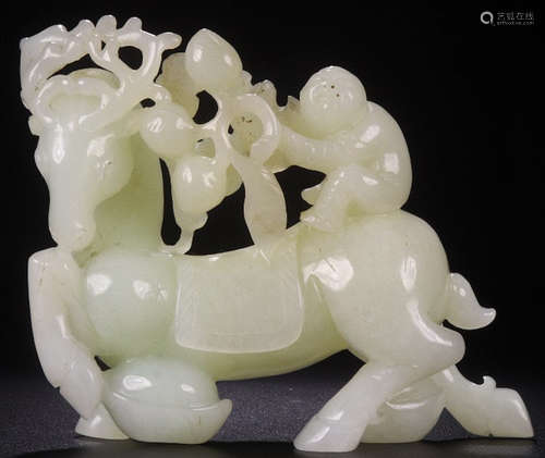 A HETIAN JADE CARVED AUSPICIOUS PATTERN PENDANT