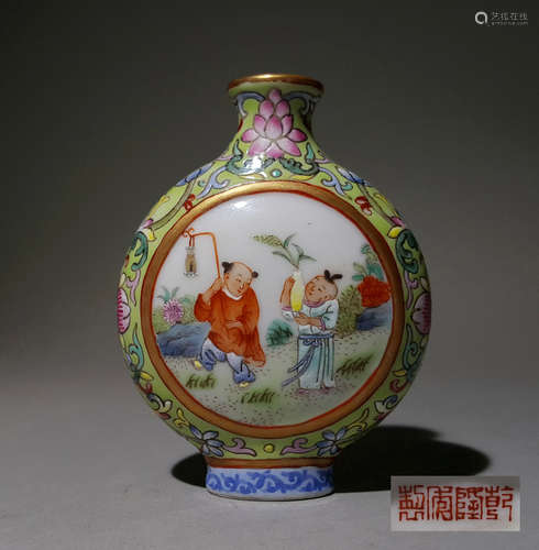 A CHINESE VINTAGE PORCELAIN SNUFF BOTTLE