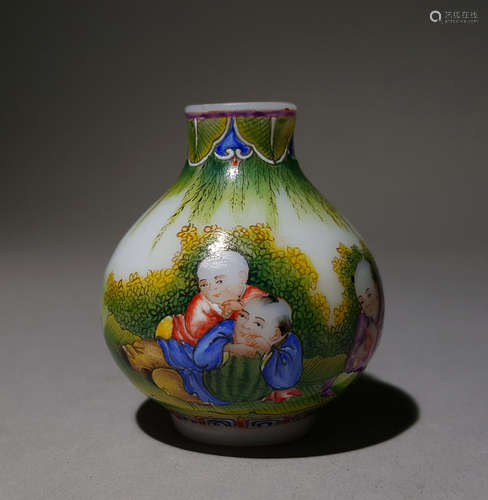 A CHINESE VINTAGE ENAMEL SNUFF BOTTLE