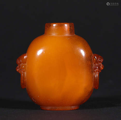 A CHINESE VINTAGE AMBER SNUFF BOTTLE