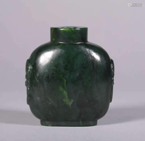 A CHINESE VINTAGE GREEN JADE SNUFF BOTTLE