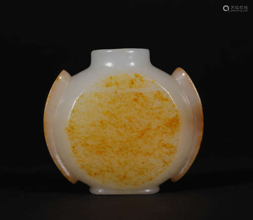 A CHINESE VINTAGE WHITE JADE SNUFF BOTTLE