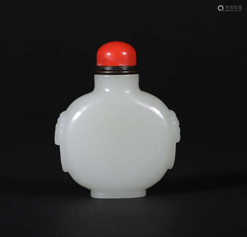 A CHINESE VINTAGE WHITE JADE SNUFF BOTTLE