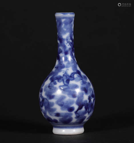 A CHINESE VINTAGE PORCELAIN SNUFF BOTTLE