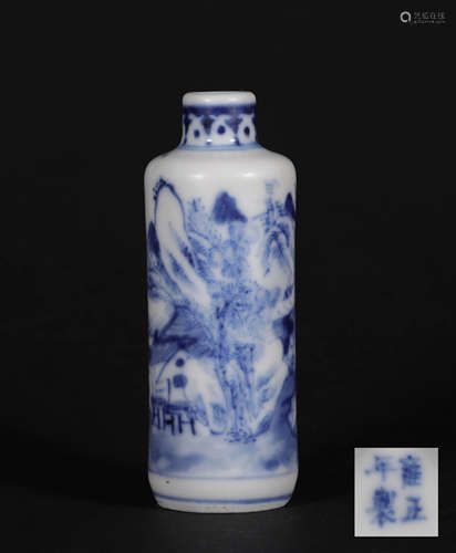 A CHINESE VINTAGE PORCELAIN SNUFF BOTTLE