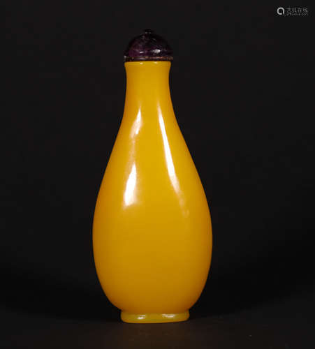 A CHINESE VINTAGE YELLOW GLASS SNUFF BOTTLE