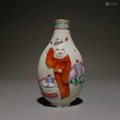 A CHINESE VINTAGE PORCELAIN SNUFF BOTTLE