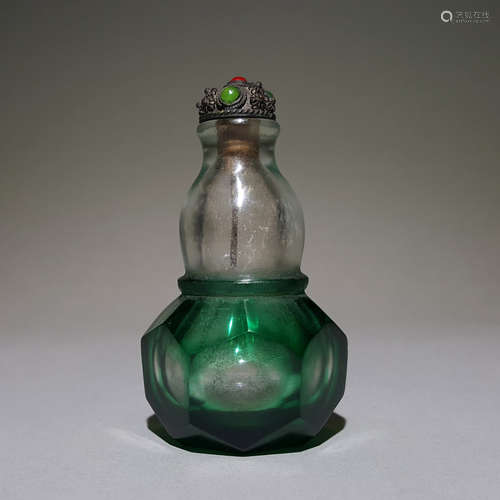 A CHINESE VINTAGE GLASS SNUFF BOTTLE