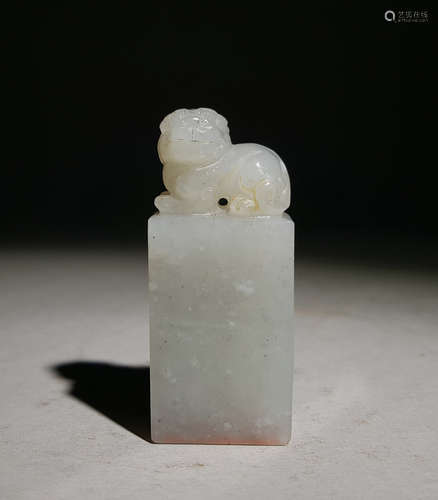 A CHINESE VINTAGE JADE SEAL