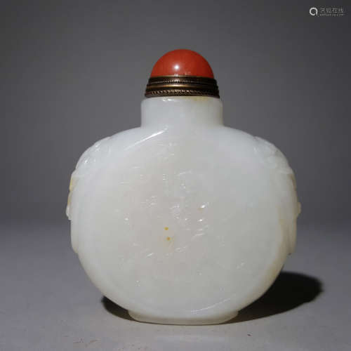 A CHINESE VINTAGE WHITE JADE SNUFF BOTTLE