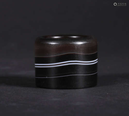 A CHINESE VINTAGE AGATE THUMB RING