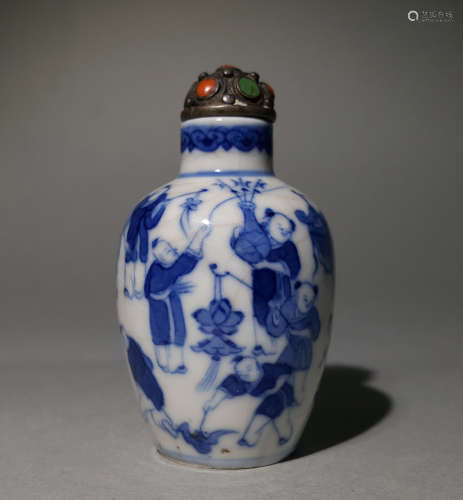 A CHINESE VINTAGE PORCELAIN SNUFF BOTTLE