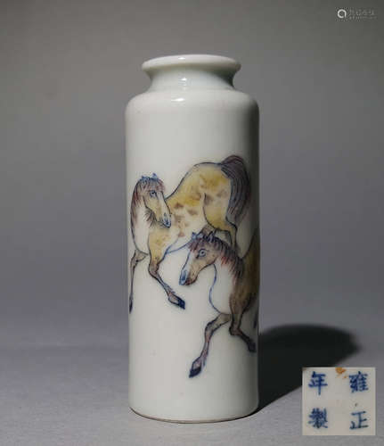 A CHINESE VINTAGE PORCELAIN SNUFF BOTTLE