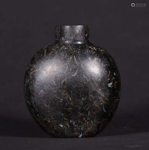 A CHINESE VINTAGE GLASS SNUFF BOTTLE
