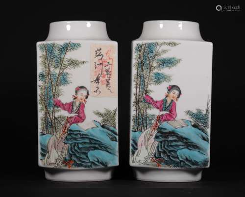 A PAIR OF CHINESE VINTAGE PORCELAIN BOTTLES