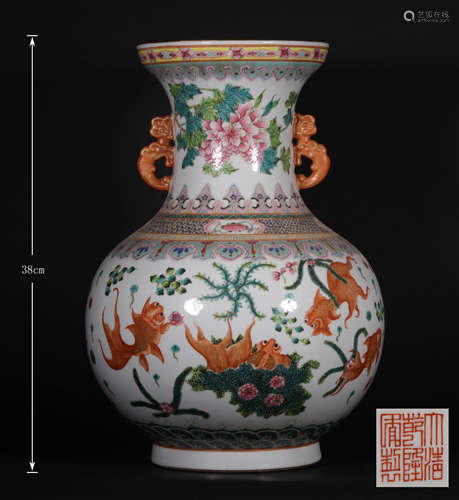 A CHINESE VINTAGE PORCELAIN BOTTLE