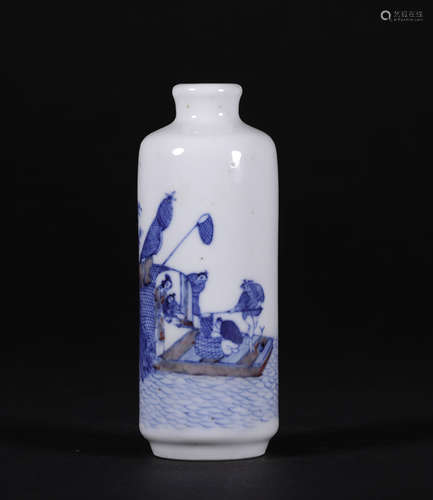 A CHINESE VINTAGE PORCELAIN SNUFF BOTTLE