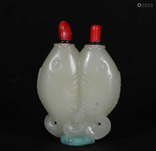 A CHINESE VINTAGE WHITE JADE SNUFF BOTTLE