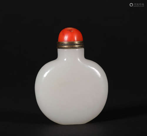 A CHINESE VINTAGE WHITE JADE SNUFF BOTTLE