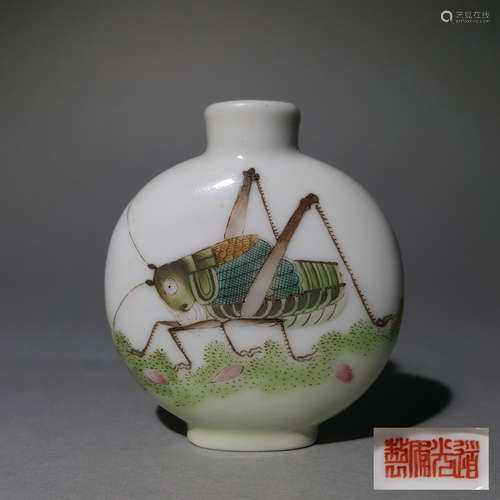 A CHINESE VINTAGE PORCELAIN SNUFF BOTTLE