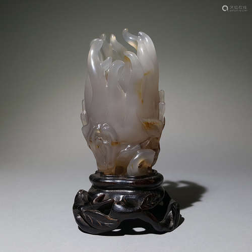 A CHINESE VINTAGE AGATE VASE